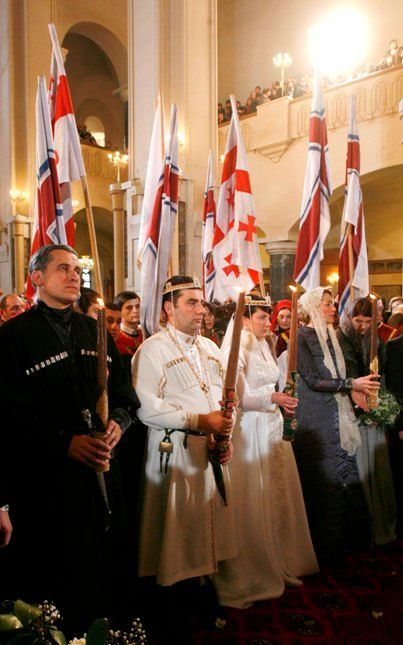 Davit Bagrationi Mukhran, současná hlava gruzinské královské rodiny, a princezna Anna Bagrationi Gruzinsky při svatebním obřadu před katedrálou Svaté trojice v Tbilisi.