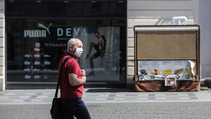 Tržby obchodníků v březnu klesly o 8,9 procenta. Propad se dotkl hlavně oděvů a obuvi