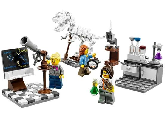 Společnost Lego nejprve odsoudila ženské postavičky k zahálení na pláži, pak ale vyslyšela přání zákazníků a vytvořila např. vědecký institut s vědkyněmi.