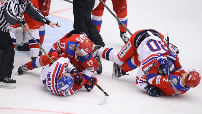 Česko-ruské hokejové souboje jsou tradičně velmi vypjaté. V neděli v Českých Budějovicích tomu nebylo jinak.