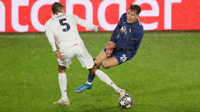 Raphael Varane z Realu při nešetrném zákroku na Kai Havertze z Chelsea