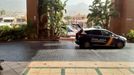 Policisté hlídají hotel na kanárském ostrově Tenerife, kde španělské úřady kvůli potvrzené nákaze koronavirem u jednoho z hostů nařídily karanténu.