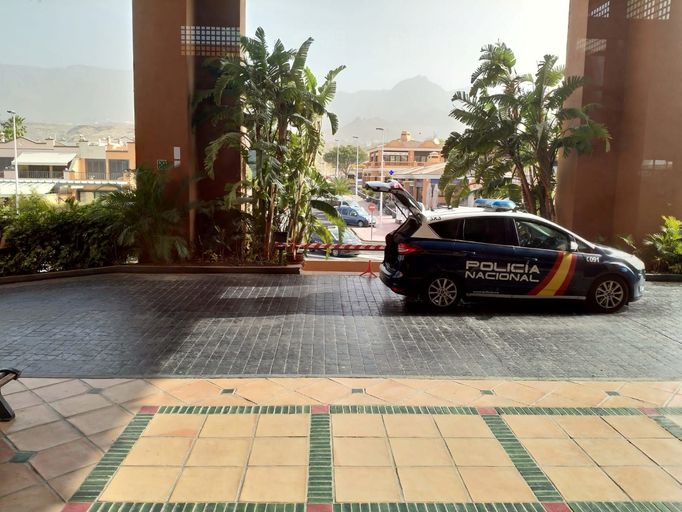 Policisté hlídají hotel na kanárském ostrově Tenerife, kde španělské úřady kvůli potvrzené nákaze koronavirem u jednoho z hostů nařídily karanténu.