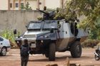 Živě: Ozbrojenci zaútočili v Burkina Faso na hotel oblíbený turisty. Na místě je mnoho mrtvých