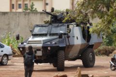Při útoku ozbrojenců na vesnici v Burkině Faso zemřelo nejméně 138 civilistů