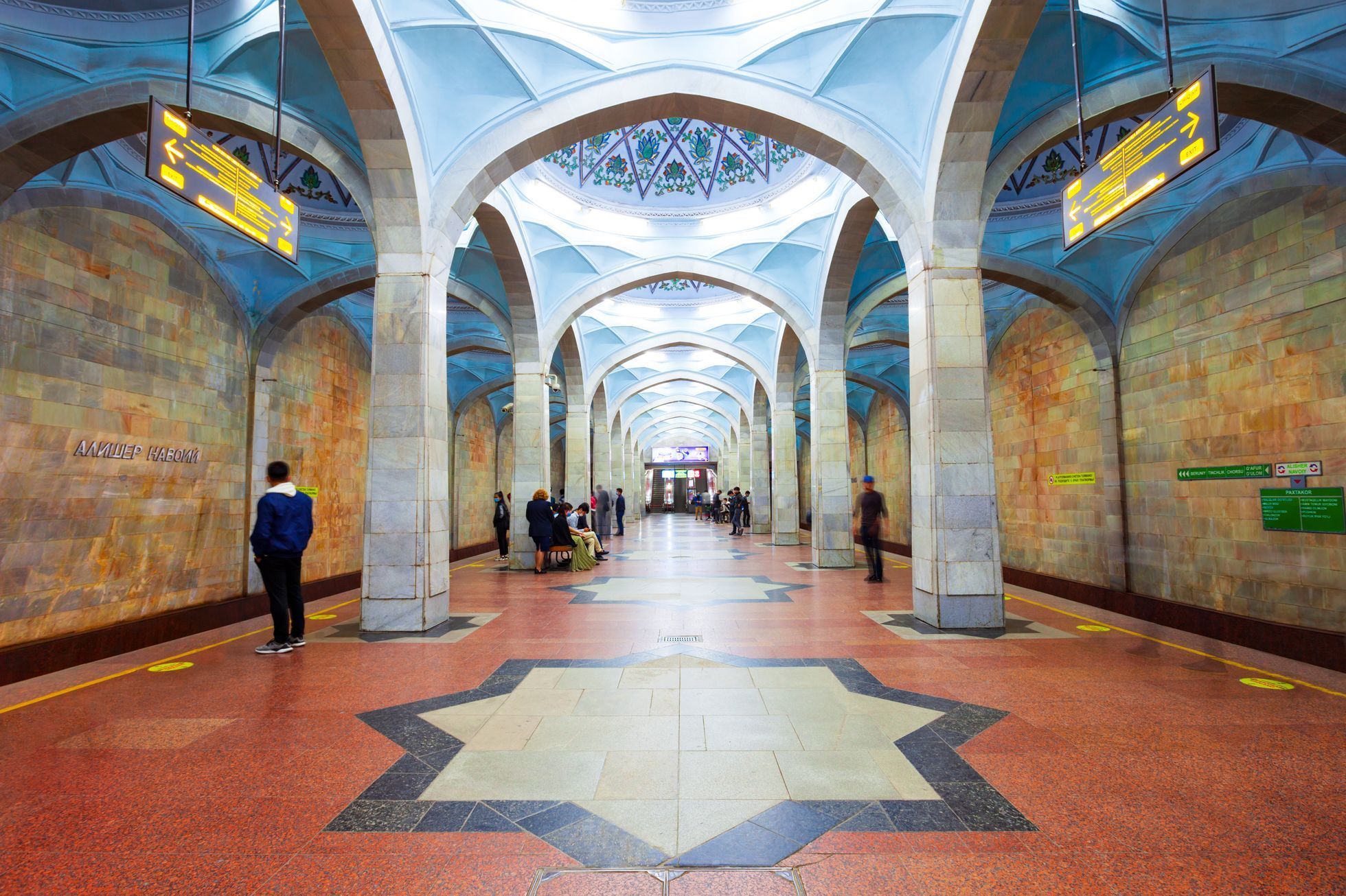 Jednorázové užití / Fotogalerie / Když metro připomíná luxusní palác. Podívejte se na krásy moskevské podzemky