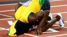 Jamajský sprinter Usain Bolt se raduje z vítězství a světového rekordu ve štafetě 4x100 metrů na OH 2012 v Londýně.