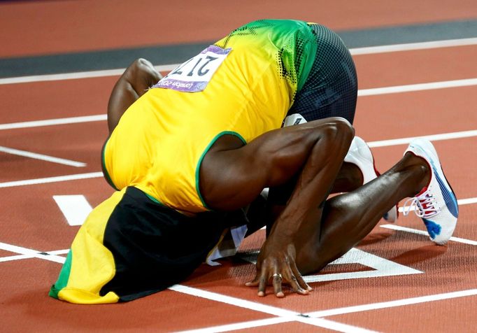 Jamajský sprinter Usain Bolt se raduje z vítězství a světového rekordu ve štafetě 4x100 metrů na OH 2012 v Londýně.