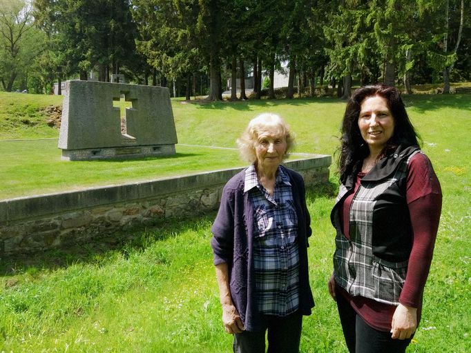 Jarmila Doležalová se svojí stejnojmennou dcerou na místě vypáleného mlýna, který kdysi stával v Ležácích.