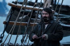 Colin Farrell jako lidská zrůda. Nový seriál HBO krutě líčí konec velrybářských dob