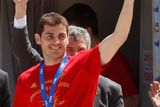 Mistrovskou trofej vytáhl na pyrenejské světlo kapitán Iker Casillas.