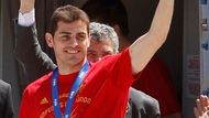 Mistrovskou trofej vytáhl na pyrenejské světlo kapitán Iker Casillas.