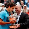 Roger Federer Federer dostává trofej pro vítěze Roland Garros od Andre Agassiho