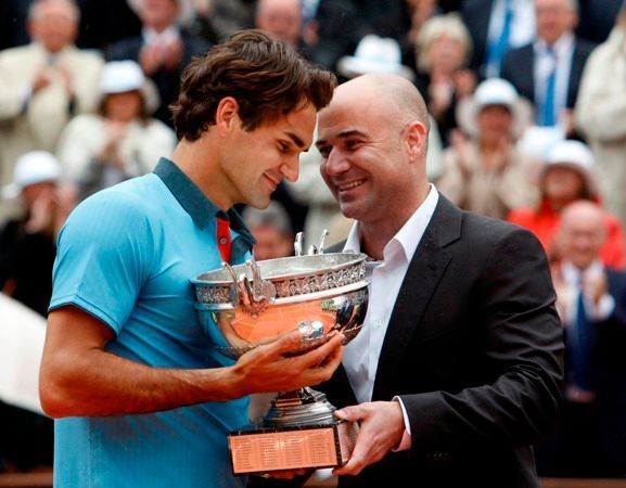 Roger Federer Federer dostává trofej pro vítěze Roland Garros od Andre Agassiho