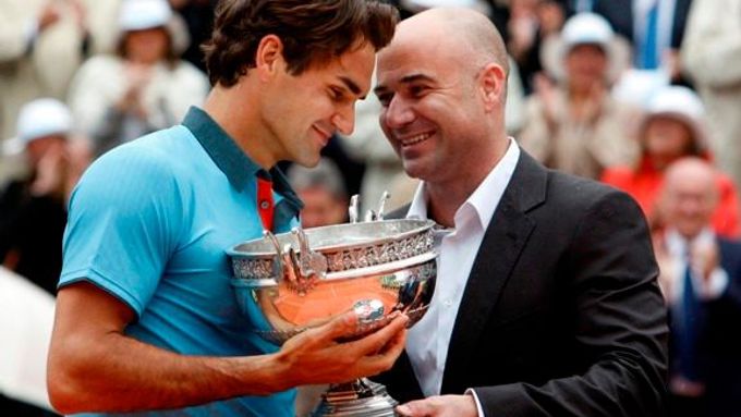 Roger Federer dostává trofej pro vítěze Roland Garros od Andre Agassiho.