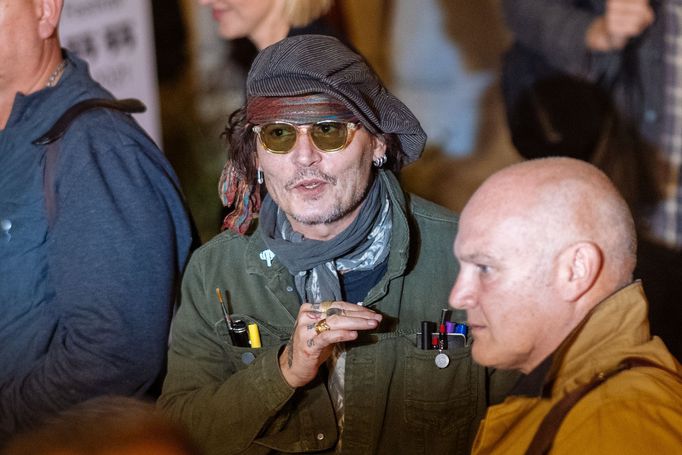 Johnny Depp ve čtvrtek v noci před hotelem Pupp.