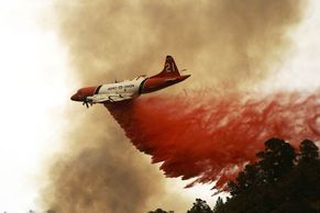Kalifornii sužují ničivé požáry. Podívejte se