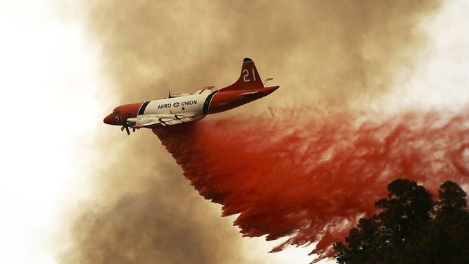 Kalifornii sužují ničivé požáry. Podívejte se