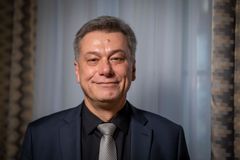 Blažkovi se "hloupě tleskalo", dostal červenou kartu. Mračí se i vládní poslanci