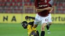 Ondřej Kušnír (13, AC Sparta Praha) blokovaný Moldavcem Wilfriedem Balimou.