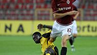 Ondřej Kušnír (13, AC Sparta Praha) blokovaný Moldavcem Wilfriedem Balimou.