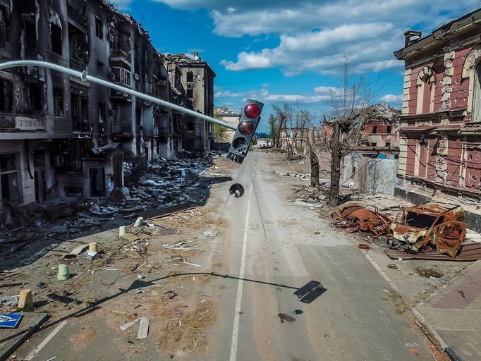 Letecký pohled ukazuje těžce poškozené budovy v Mariupolu, Ukrajina, 28. 4. 2022