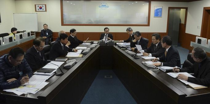 REFILE - CORRECTING YEAR IN CAPTION South Korean President Lee Myung-bak (C) presides over an emergency meeting of the National Security Council at the presidential Blue House in Seoul February 12, 2013, in this picture taken and released by the Blue House. The papers in the photo were blurred at source. North Korea conducted its third nuclear test on Tuesday in defiance of U.N. resolutions, angering the United States and Japan and likely to infuriate its only major ally, China, and increase penalties against Pyongyang. REUTERS/Blue House/Handout (SOUTH KOREA - Tags: MILITARY POLITICS TPX IMAGES OF THE DAY) ATTENTION EDITORS - THIS IMAGE WAS PROVIDED BY A THIRD PARTY. FOR EDITORIAL USE ONLY. NOT FOR SALE FOR MARKETING OR ADVERTISING CAMPAIGNS. THIS PICTURE IS DISTRIBUTED EXACTLY AS RECEIVED BY REUTERS, AS A SERVICE TO CLIENTS Published: Úno. 12, 2013, 10:23 dop.