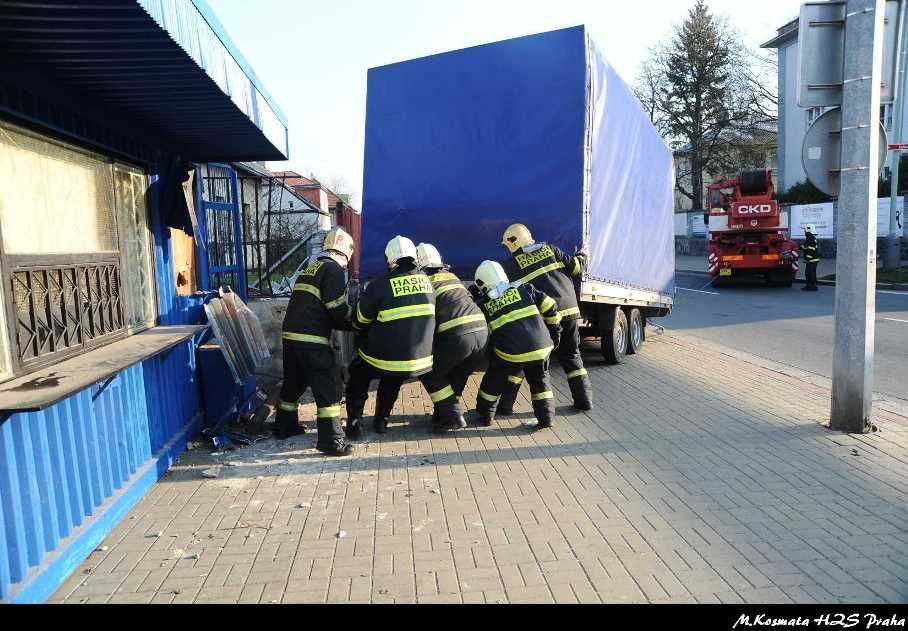 Utržený přívěs srazil ženu