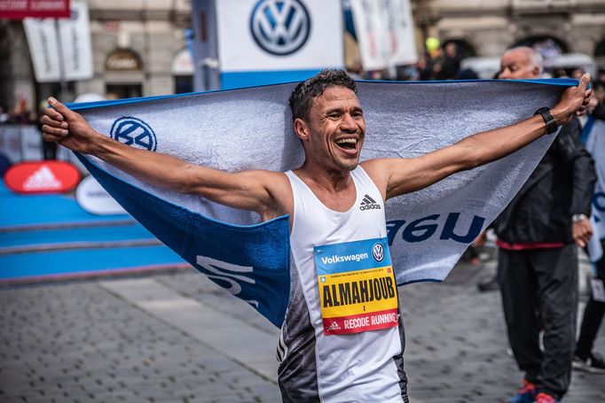 Mahdžúb  Dazza se raduje z vítězství na Pražském maratonu