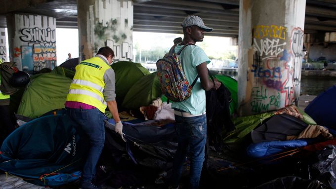 Francouzská policie vyklízí provizorní tábor migrantů v Paříži.