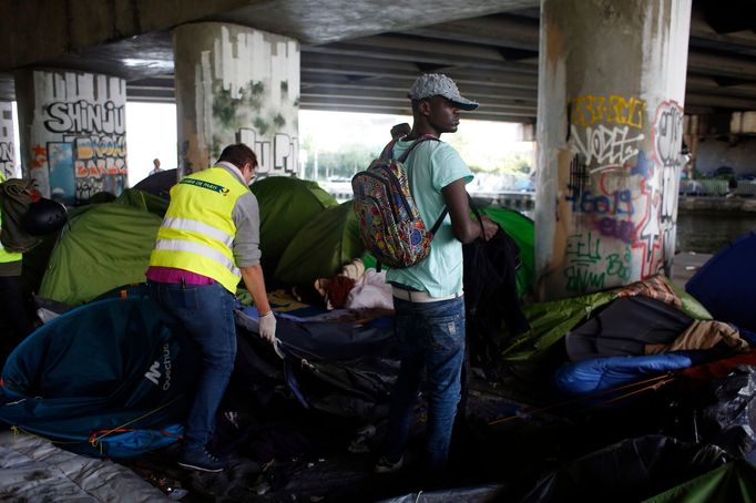 Francouzská policie vyklízí provizorní tábor migrantů v Paříži.