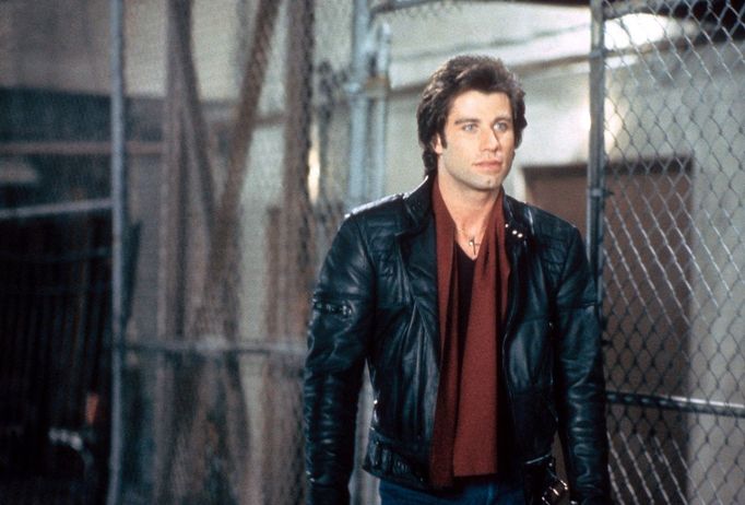 John Travolta jako Tony Manero ve filmu Zůstat naživu.