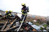 25. prosince 2018 v 07:38 hodin zasahovaly tři jednotky pražských hasičů v ulici Přípotoční v Praze 10 u požáru střechy nad bytem obytného domu.