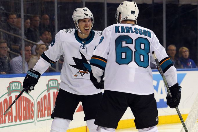 Logan Couture ze San Jose slaví s Melkerem Karlssonem svůj gól do sítě New York Rangers