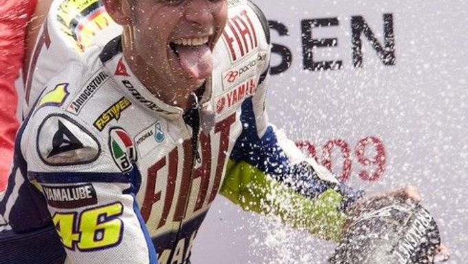 Valentino Rossi si užívá své sté vítězství