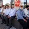 Skupina mužů sedí na rohu jedné z ankarských ulic den po nepodařeném pokusu o převrat.
