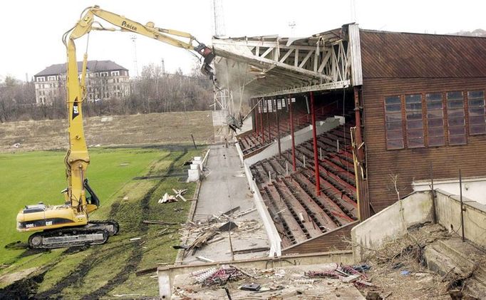 Březen 2004: Vzpomínáte? Tak se boural stařičký Eden, ze kterého slávisté odešli na Strahov v roce 2000. Po osmi letech se vrací do Vršovic...