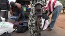 A Malian soldier inspects a car at a checkpoint in Thy, 15 km (9.3 miles) from Sevare January 27, 2013. REUTERS/Eric Gaillard (MALI - Tags: CIVIL UNREST CONFLICT MILITARY) Published: Led. 27, 2013, 12:51 odp.