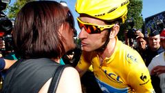 Britský cyklista Bradley Wiggins ze stáje Sky Procycling v cíli 20. etapy Tour de France 2012 s manželkou Cath.