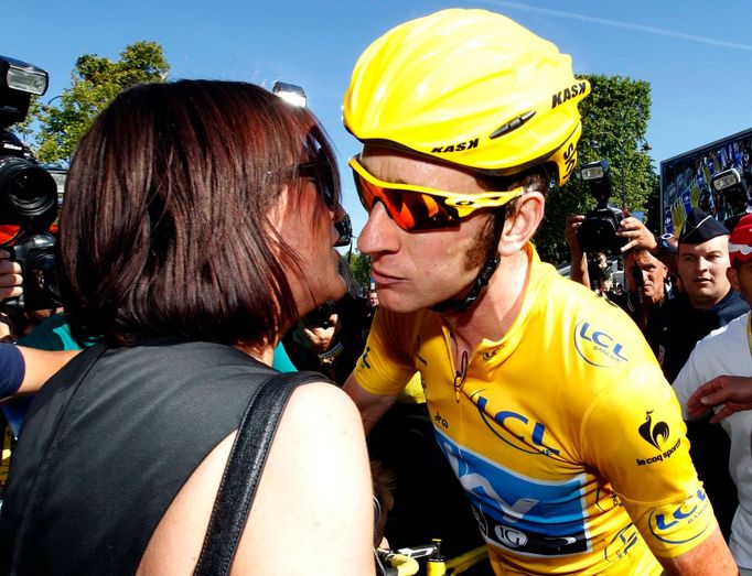 Britský cyklista Bradley Wiggins ze stáje Sky Procycling v cíli poslední 20. etapy Tour de France 2012 se vítá s manželkou Cath.