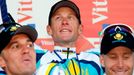 Lance Armstrong se raduje se spolujezdci ze stáje Astana po týmové časovce na Tour.