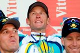 Lance Armstrong se raduje se spolujezdci ze stáje Astana po týmové časovce na Tour.