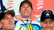 Lance Armstrong se raduje se spolujezdci ze stáje Astana po týmové časovce na Tour.