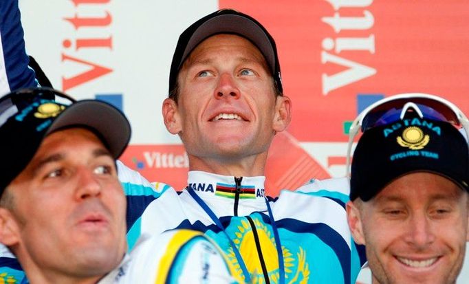 Lance Armstrong se raduje se spolujezdci ze stáje Astana po týmové časovce na Tour.