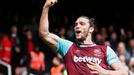 Andy Carroll slaví gól West Hamu