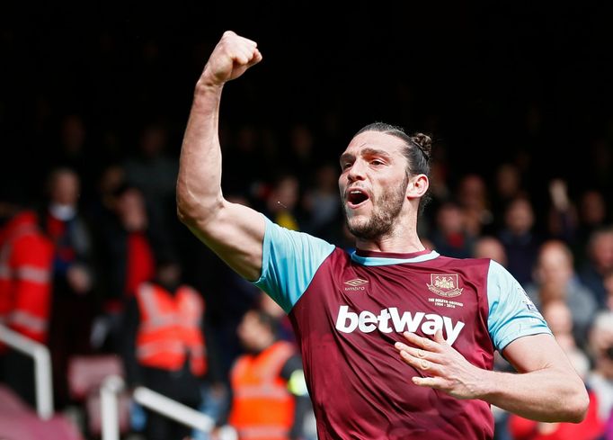 Andy Carroll slaví gól West Hamu