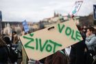 Mladí Češi žijí uvězněni ve světě starých, zabetonovaných představ