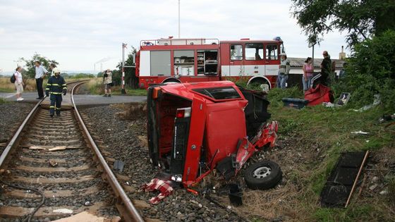 Vlak zdemoloval auto na přejezdu