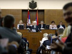 Nový srbský premiér Mirko Cvetkovič při své řeči v parlamentu