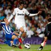 Fotbalista Kaká z Realu Madrid uniká s míčem před Carlosem Marchenou v utkání La Ligy 2012/13 s Deportivem La Coruňa.